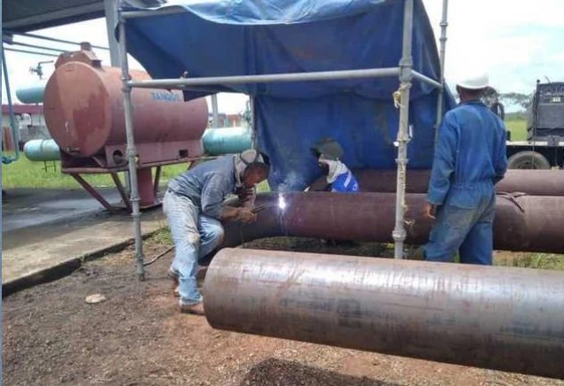 Zanjado y bajado de tuberías con maquinaria pesada
