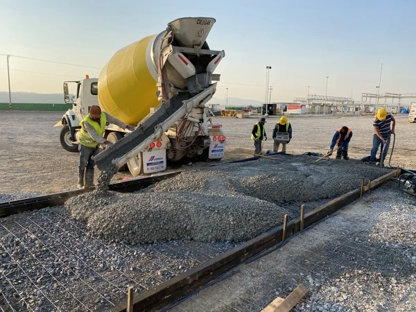 Vaciado de concreto premezclado en losa industrial