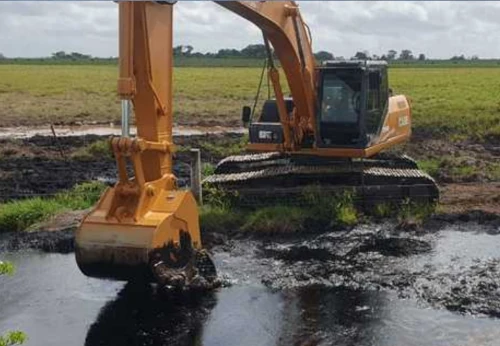 Movimiento y retiro de sedimentos afectados con retroexcavadora